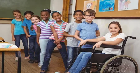 Aluna cadeirante em fila com alunos 1 Educação Inclusiva: Construindo um Ambiente de Aprendizado para Todos