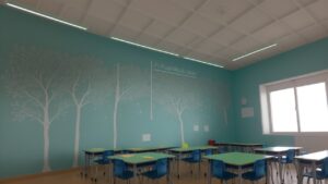 Imagem de um educador aplicando o currículo em ação em sala de aula, com alunos engajados e ferramentas de ensino modernas.