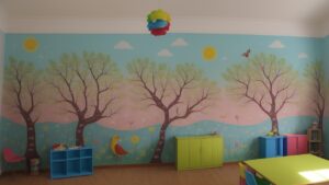 Crianças envolvidas em atividades de folclore, como contação de histórias e brincadeiras, em sala de aula, celebrando a cultura brasileira.