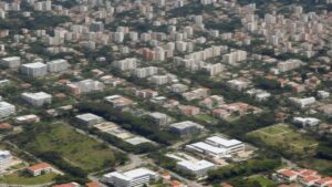 Visão geral do ranking das melhores faculdades de administração do Brasil, com logos e destaques