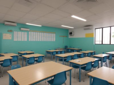 Educadores discutindo a implementação da BNCC na gestão escolar em ambiente moderno