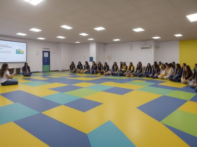 Estudantes em sala de aula discutindo princípios de ética e cidadania na escola.