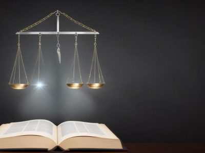 Advogados e estudantes de direito penal em um tribunal, analisando o código penal e casos criminais. Curso de direito penal online.