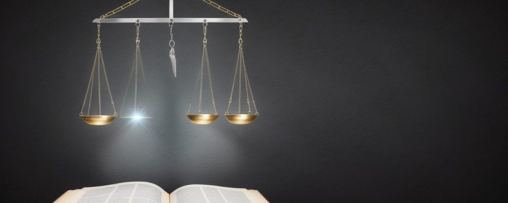 Advogados e estudantes de direito penal em um tribunal, analisando o código penal e casos criminais. Curso de direito penal online.