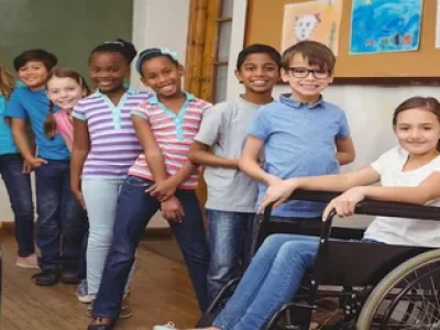 Aluna-cadeirante-em-fila-com-alunos (1)