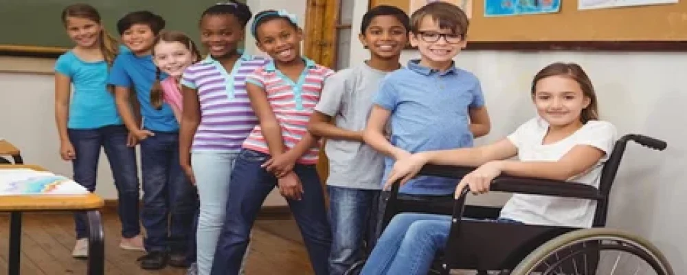 Aluna-cadeirante-em-fila-com-alunos (1)