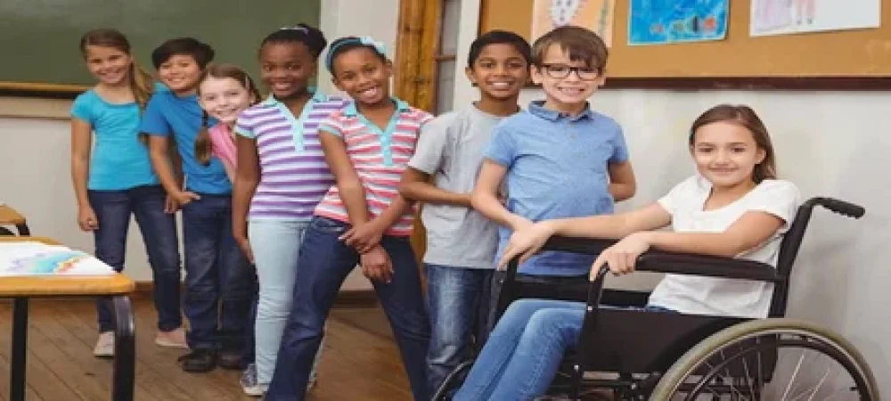Aluna-cadeirante-em-fila-com-alunos (1)