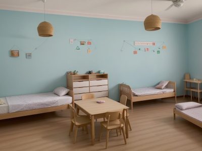Sala de aula montessori com mobiliário e ambiente que estimula a autonomia e criatividade das crianças na educação.