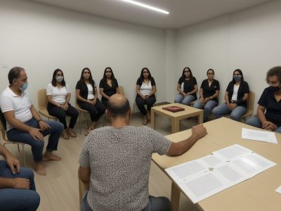 Representação visual do curso de antropologia cultural, com pessoas interagindo em um ambiente de trabalho, simbolizando a aplicação no serviço público e a inscrição no curso.