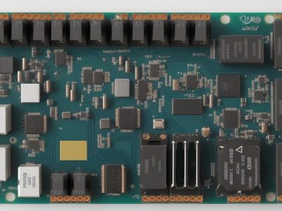 Diagrama mostrando o Arduino Uno conectado a sensores e atuadores, simbolizando projetos de automação e programação no serviço público. Inclui pessoas interagindo com a tecnologia e o curso online de Arduino.