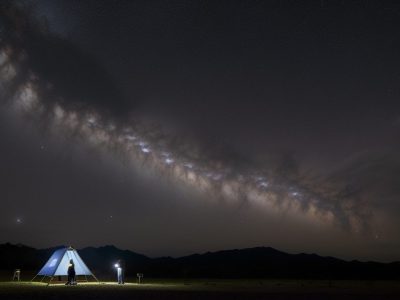 Alunos observando o céu noturno com telescópio para iniciantes em sala de aula, aprendendo astronomia.