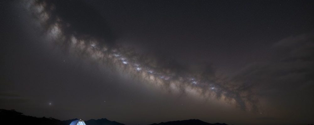 Alunos observando o céu noturno com telescópio para iniciantes em sala de aula, aprendendo astronomia.