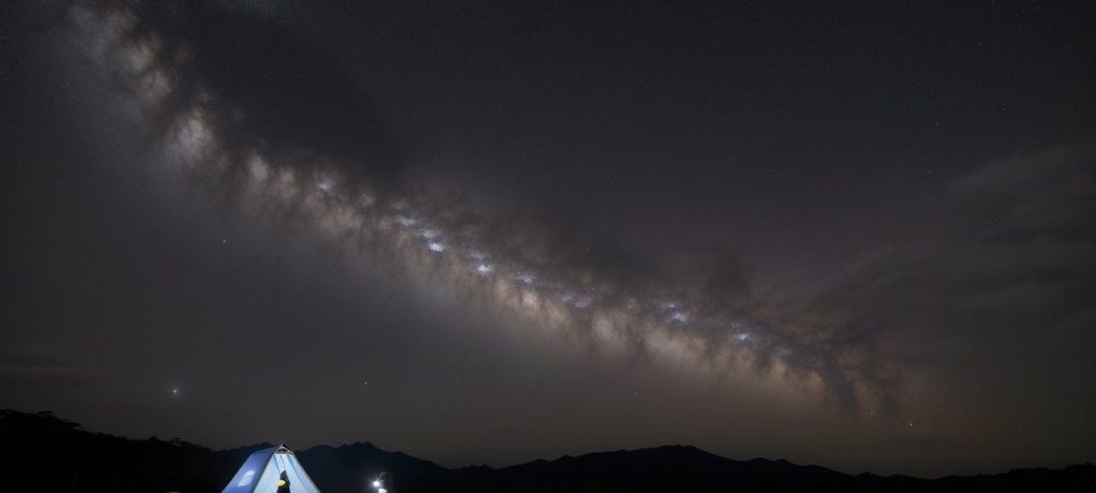 Alunos observando o céu noturno com telescópio para iniciantes em sala de aula, aprendendo astronomia.