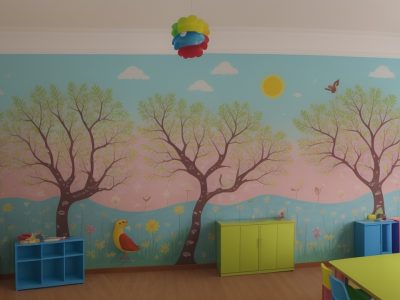 Crianças envolvidas em atividades de folclore, como contação de histórias e brincadeiras, em sala de aula, celebrando a cultura brasileira.