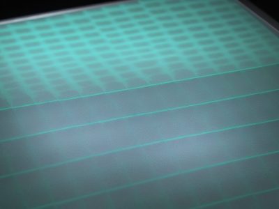 Representação visual da auditoria governamental com documentos, gráficos e uma lupa, simbolizando análise e transparência no setor público.