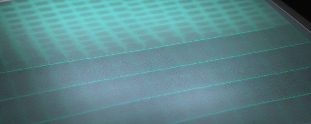 Representação visual da auditoria governamental com documentos, gráficos e uma lupa, simbolizando análise e transparência no setor público.