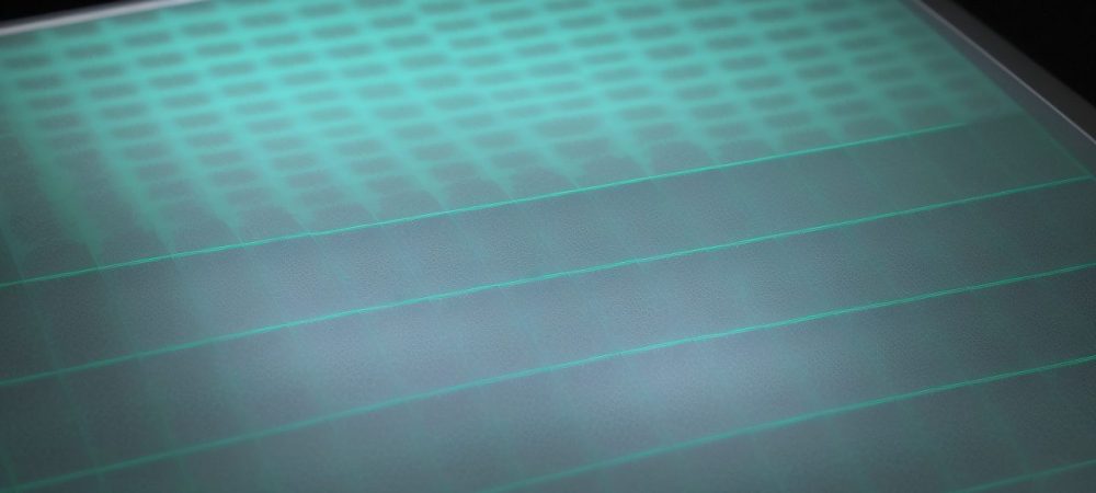 Representação visual da auditoria governamental com documentos, gráficos e uma lupa, simbolizando análise e transparência no setor público.