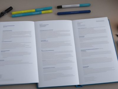 Auditoria governamental em ação, com auditores analisando dados e relatórios para garantir a transparência e eficiência no setor público.