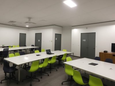 Auditoria Líder em ação: equipe discutindo estratégias e análise de dados, com foco em curso auditor líder ISO e certificações.