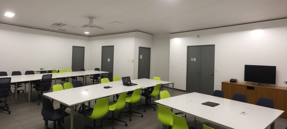 Auditoria Líder em ação: equipe discutindo estratégias e análise de dados, com foco em curso auditor líder ISO e certificações.