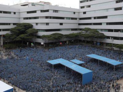Auditoria tributária sendo aplicada no setor público, com foco em análise de documentos e otimização de processos fiscais.
