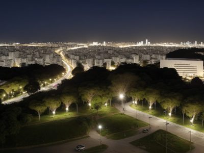 Auditoria tributária sendo aplicada por servidores, com foco em planejamento e otimização de processos, promovendo um serviço público mais eficiente.