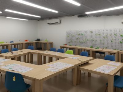 Um auxiliar de produção em um ambiente de trabalho eficiente, otimizando processos e garantindo a qualidade no setor público.