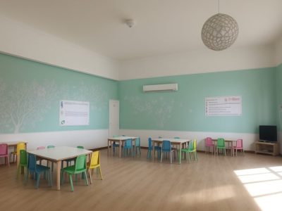 Imagem mostrando uma sala de aula com professor e alunos discutindo os tipos de avaliação educacional, com foco em avaliação formativa e somativa.