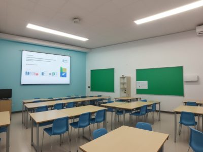 Imagem ilustrativa mostrando avaliação formativa e somativa, com alunos e professores interagindo em sala de aula, focando na avaliação da aprendizagem.