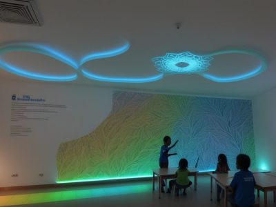 Ilustração de sala de aula com alunos e educadores, mostrando os conceitos de avaliação formativa e somativa aplicados para melhorar a aprendizagem.