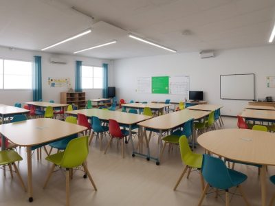 Sala de aula com alunos engajados em projetos e discussões, representando a aplicação da BNCC no ensino médio.