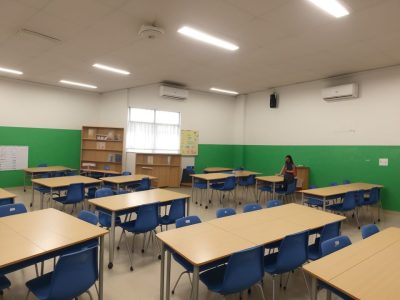 Imagem ilustrando a BNCC em ação, mostrando a gestão escolar democrática e a colaboração entre educadores e alunos.