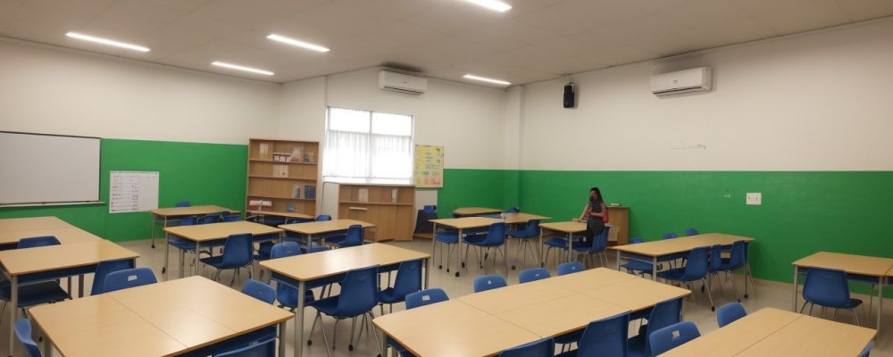 Imagem ilustrando a BNCC em ação, mostrando a gestão escolar democrática e a colaboração entre educadores e alunos.