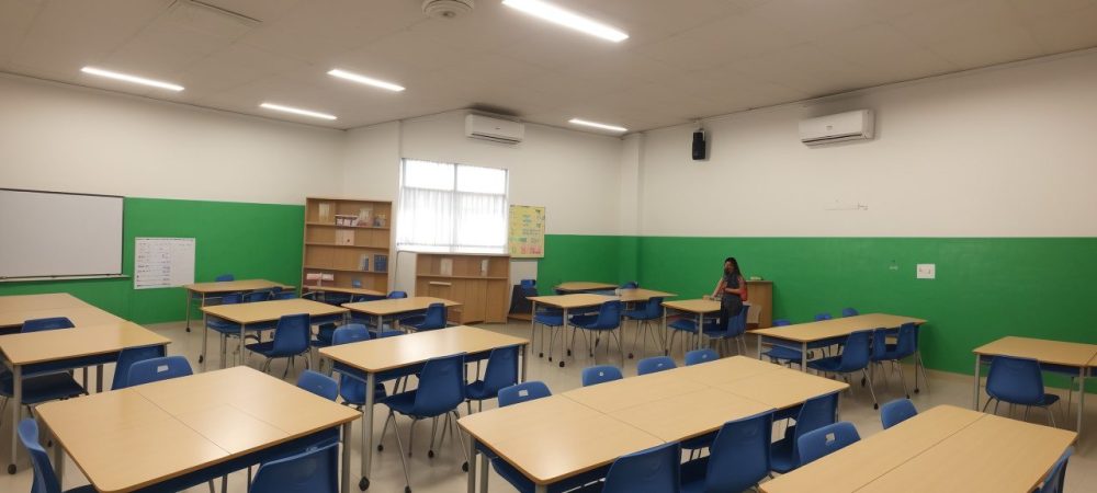 Imagem ilustrando a BNCC em ação, mostrando a gestão escolar democrática e a colaboração entre educadores e alunos.