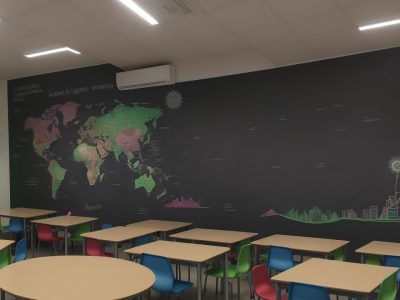 Imagem de professores e alunos interagindo em sala de aula, com foco na implementação da BNCC e seus benefícios.