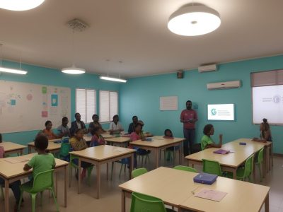 Imagem mostrando uma sala de aula com professores e alunos interagindo, com foco na implementação da BNCC e seus impactos na educação.