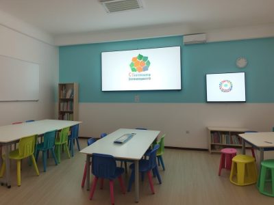 Imagem mostrando a BNCC em ação na sala de aula, com foco em inovação e aprendizado dinâmico, utilizando recursos e ferramentas para professores.