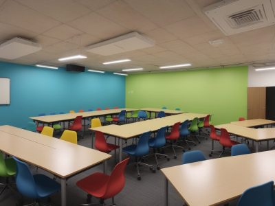 Alunos em sala de aula interativa, utilizando mapas mentais e tecnologia, com foco em itinerários formativos da BNCC no ensino médio