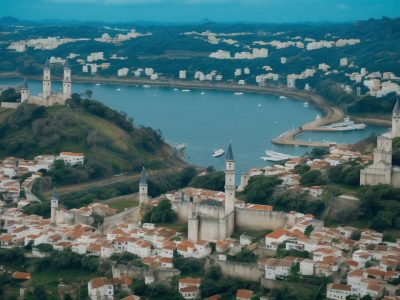 Ilustração de um balanço patrimonial, mostrando ativos, passivos e patrimônio líquido, com foco em análise financeira para tomada de decisões.