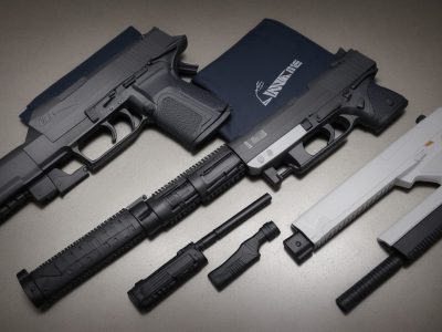 Ilustração de um investigador analisando evidências em uma cena do crime, com foco em balística forense e curso básico.