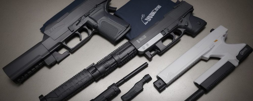 Ilustração de um investigador analisando evidências em uma cena do crime, com foco em balística forense e curso básico.