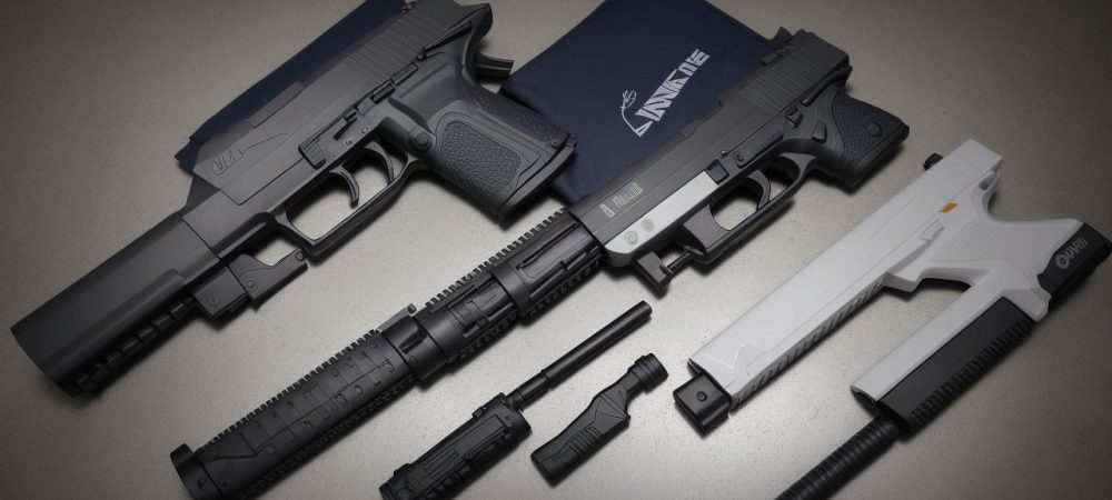 Ilustração de um investigador analisando evidências em uma cena do crime, com foco em balística forense e curso básico.