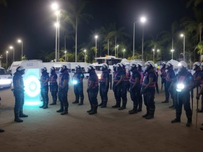 Colaboradores em um ambiente de trabalho seguro, com foco em medidas de segurança e a aplicação da NR 5 pela CIPA