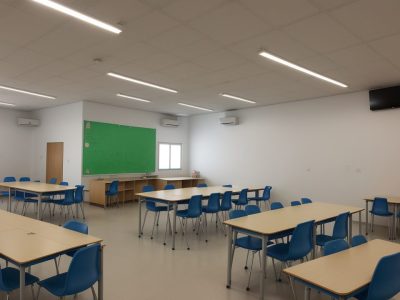 Professora aplicando metodologias inovadoras em sala de aula, utilizando recursos digitais e planejamento de aulas dinâmico, com foco em como ensinar inglês para crianças.