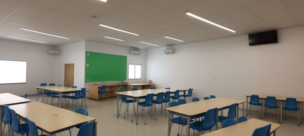 Professora aplicando metodologias inovadoras em sala de aula, utilizando recursos digitais e planejamento de aulas dinâmico, com foco em como ensinar inglês para crianças.