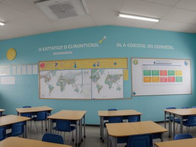 Representação visual do Censo Escolar 2024, com dados, gráficos e escolas, impactando a educação brasileira.