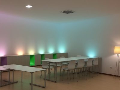 Imagem de pessoas estudando em um curso de inglês com foco em teste de proficiência, incluindo IELTS e TOEFL, com certificado em mãos.