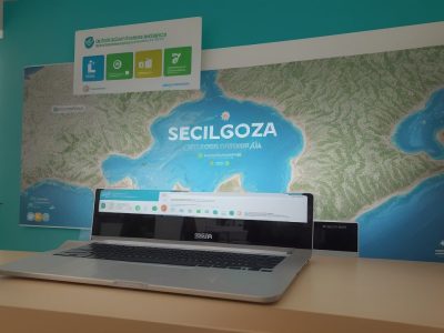 Ilustração de um servidor público estudando em um curso online sobre Ciências Sociais, com foco em aplicações práticas nas organizações e benefícios para a gestão pública.