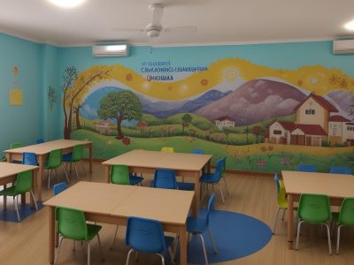 Crianças em ambiente escolar, com livros e materiais educativos, simbolizando o direito à educação e o combate à exploração infantil.