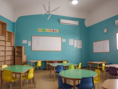 Sala de aula dinâmica com estudantes usando estratégias para dificuldades de aprendizagem